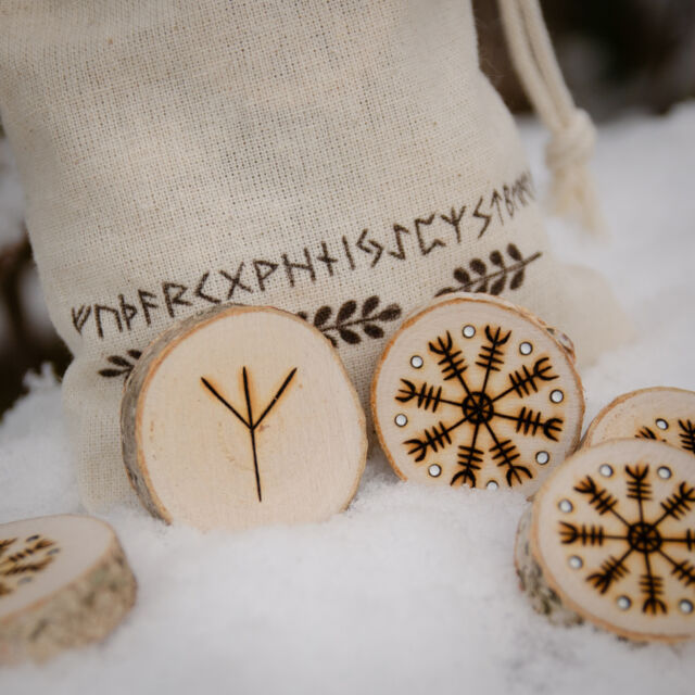 ❄🤍 Happy December, folks!

I’ve watched the snow gently fall for the last two days and the landscape turn into the most gorgeous Winter Wonderland. So magical!

❄ Ice Shield - Wooden Rune Set (available in my store)

#happydecember #welcomedecember #woodenrunes #runeset #elderfuthark